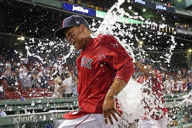 보스턴 레드삭스의 라파엘 데버스가 24일(한국시각) 뉴욕 양키스전서 2개의 홈런으로 팀 승리를 이끈 뒤 동료부터 축하의 물세례를 받고 있다. AP 연합뉴스