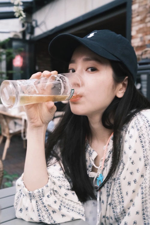Actor Han Ji-min boasted of her Beautiful looks during her time.Han Ji-min posted a picture on his 24th day, saying, Managers gaze through his instagram.The photo shows Han Ji-min, who is drinking Beer, in his daily life, taken by his Manager, and sent off the heat by drinking cool Beer outdoors on a hot day.At this time, Han Ji-min, who is drinking Beer with his face slightly covered by the Managers shooting, laughs and is also drinking Beer while staring at the camera.In particular, Han Ji-min was impressed by his Beautiful looks while boasting clear eyes and white skin.On the other hand, Han Ji-min will appear in the movie Happy New Year scheduled to open in the second half.