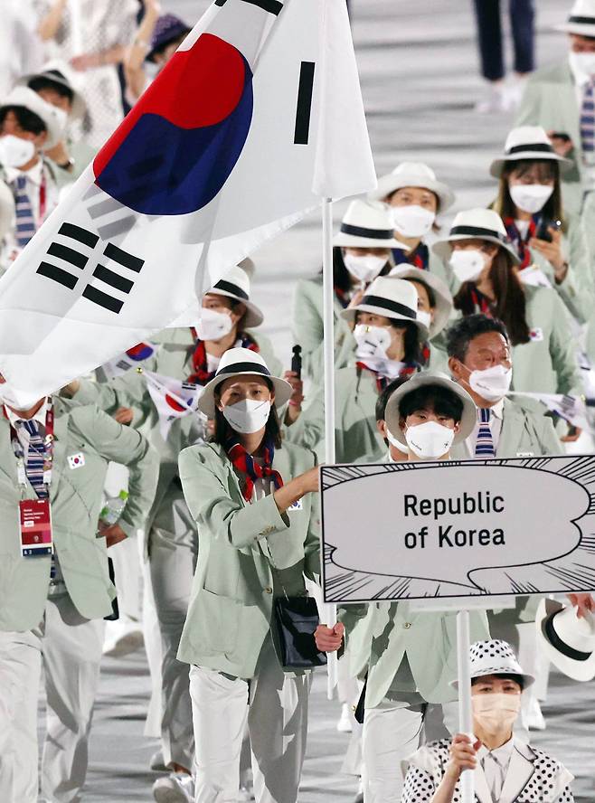 대한민국 배구 여제 김연경과 남자 수영 황선우 선수가 태극기를 들고 입장하고 있다. 도쿄=올림픽사진공동취재단