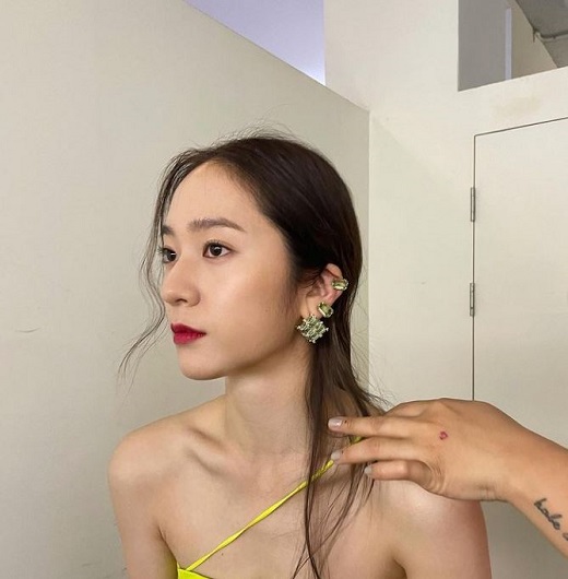 Actor Jung Soo-jung from Group F-X showed off his more beautiful appearance.Jung Soo-jung posted several photos on Instagram on the 24th.In the photo, Jung Soo-jung wore a top with shoulder and clavicle exposed, and a face without humiliation especially in close-up shooting catches his eye.Jung Soo-jung will return to the CRT with KBS 2TV New Moonhwa Drama Police Class which will be broadcasted on August 9th.