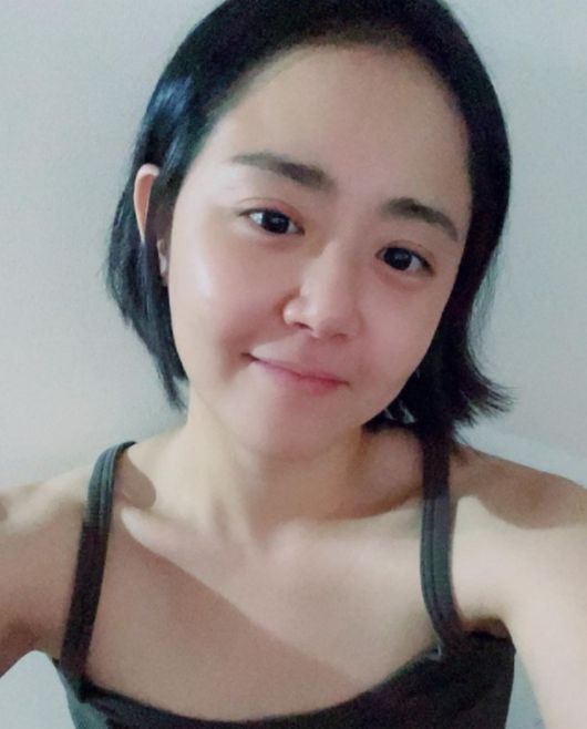Actor Moon Geun-young flaunted 35-year-old Age while he couldnt believe itMoon Geun-young posted a picture on his SNS on 24 Days with an article entitled I am bored today, I am bored again after I have done my job. Please play.The photo shows Moon Geun-young taking Selfie.Moon Geun-young made her look more youthful with a single-headed style.Moon Geun-young shows off her lovely beauty, highlighting her modest look without a toilet.Above all, Moon Geun-young is 35 years old this year, but he is proud of his childhood and his unchanging time.Moon Geun-young is active in movies and dramas after debuting in 1999 with the movie On the Road.Moon Geun-young SNS