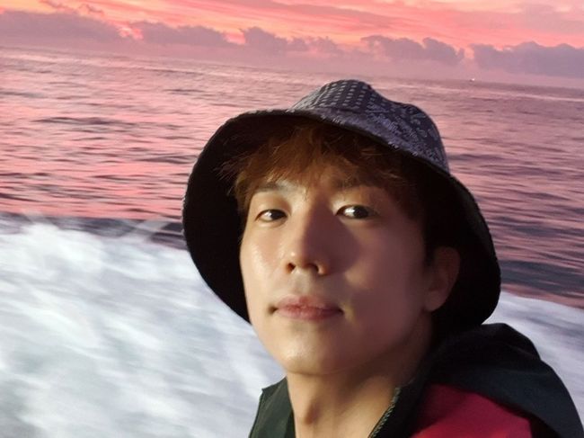 Group 2PM (JUN. K, Nichkhun, Taecyeon, Wooyoung, Junho, pro) members Wooyoung have released pictorial daily life.On the afternoon of the 24th, 2PM Wooyoung posted a selfie on his personal SNS saying, I catch it unconditionally, just as it is!!In the photo, Wooyoung is fishing in the background of the sunset sea. The harmony of reddish sky and surfing beach is impressive.In particular, 2PM Wooyoung completed a fashion that seemed to be uncooked while matching bucket hats to the people, maximizing the warm visuals. The fans also White, Can catch it!, It is perfect, It is a baby baby, It is cute, and left a comment, raising a thumb toward Wooyoungs boyish beauty.On the other hand, 2PM, which Wooyoung belongs to, released its seventh regular album MUST on the 28th of last month.2PM Wooyoung SNS