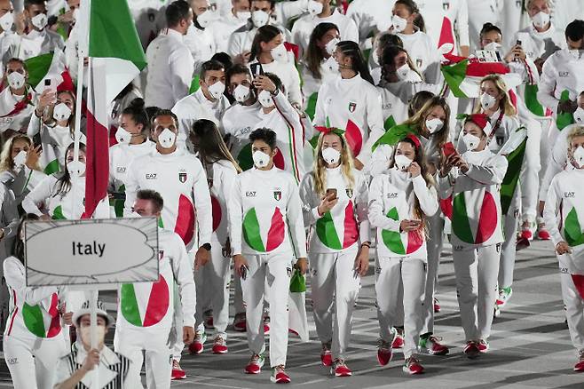 이탈리아 선수단의 단복이 야후스포츠로부터 ‘최악의 유니폼’으로 꼽혔다. | AP연합뉴스