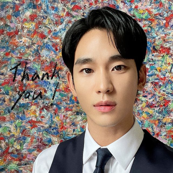 Kim Soo-hyun posted a picture on his 24 Days instagram with an article entitled #Thankyou.Kim Soo-hyun in the photo is staring at the camera in a suit. His distinctive features are outstanding.Meanwhile, Kim Soo-hyun will appear in the new drama One Day (playplayplayed by Kwon Soon-gyu and directed by Lee Myung-woo) which will be unveiled at Coupang Play in November.One day is a story about the criminal justice system from a public perspective through the intense story of two men surrounding a womans murder.