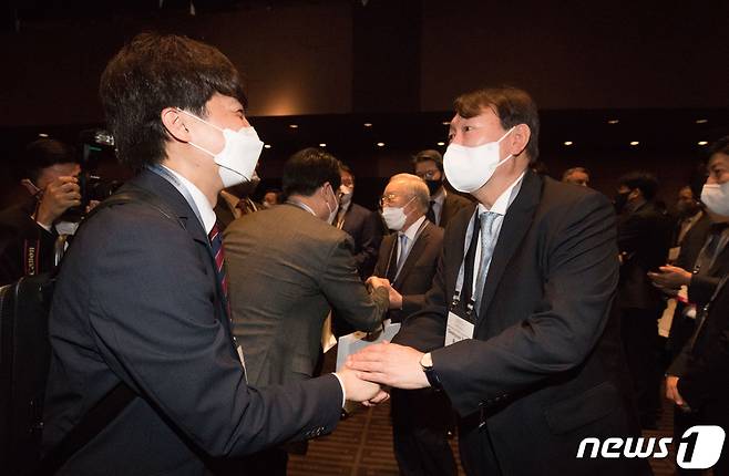 이준석 국민의힘 대표와 윤석열 전 검찰총장이 30일 오전 서울 중구 신라호텔에서 개막한 아시안리더십콘퍼런스 개회식에 참석해 악수를 나누고 있다. 2021.6.30/뉴스1 © News1 국회사진취재단