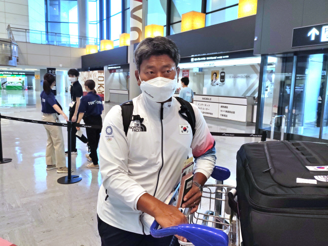 도쿄올림픽 남자골프 대표팀을 지휘할 최경주 감독이 지난 23일 나리타 국제공항을 통해 일본에 들어서고 있다.  연합뉴스