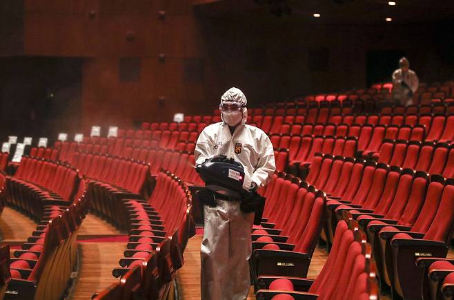 지난 19일 서울 종로구 세종문화회관 대극장에서 방역 작업을 하고 있다. /뉴시스