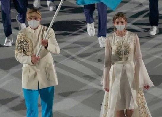 도쿄올림픽 개회식 카자흐스탄 기수로 등장한 올가 리파코바(오른쪽). /사진=뉴스1