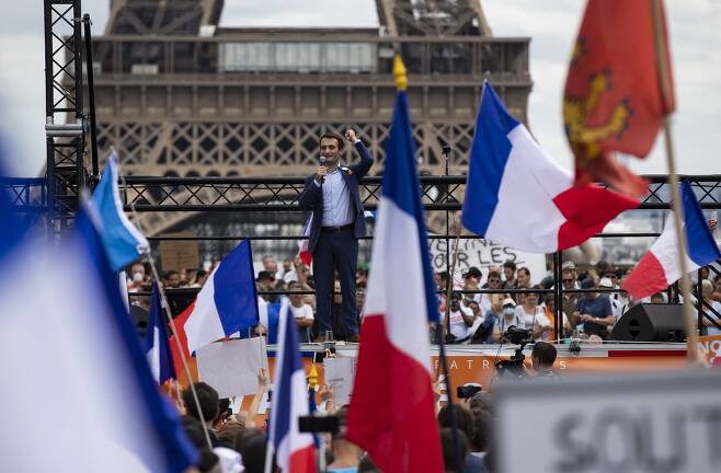 프랑스 우파 정당인 애국자당의 당수 플로리앙 필리포가 24일 파리 에펠탑 앞에서 열린 반 코로나 여권 집회에서 연설하고 있다. EPA=연합뉴스