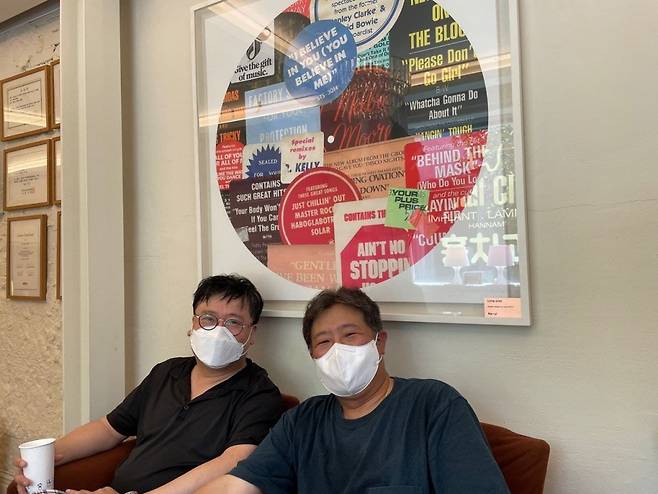 윤선원 PD(왼쪽)과 남민준 명예기자. 2021년 7월21일 서울 용산구의 한 사무실에서. /사진=남민준