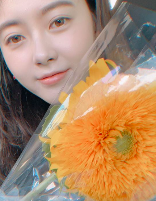 Actor Go Ah-ra is attracting fans attention by conveying daily life through photographs.Go Ah-ra has caught the attention of followers by updating several photos on his Instagram on the 24th Days afternoon.On this day, Go Ah-ras photo shows a picture of a self-portrait with various expressions using a bouquet as a prop.Its been a long time, said Go Ah-ra, and its been a long time. Corona Careful. Heat Careful. Omilsomi has a cute features and shiny skin.Go Ah-ra SNS