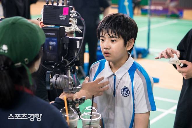 Racket Boys behindcutsRacket Boys released a behind-the-scenes cut that captures both steamy chemistry and hot-blooded practice mode outside Camera.SBS Mon-Tue drama Racket Boys (playplay by Jung Bo-hoon/directed by Cho Young-kwang/produced fan entertainment) is a juvenile sports challenger of Racket Boys dreaming of badminton Idol and a real growth drama of 16 boys and girls unfolding in rural areas of the land.Down The youthful and lively atmosphere, with a realistic Kahaani, which captures the joy and sorrow of human affairs, has been making a remarkable move to the house theater for 14 consecutive times with deep sympathy, comfort and warm laughter.The production team unveiled a behind-the-scenes cut on the 25th, where the Racket Boys enjoy the scene with a refreshing smile and serious eyes.First, Kim Sang-kyung, Onara, Shin Jung-geun - Woo Hyun - Baek Ji Won - Jung Min Sung - Park Hyo-joo - Guide - Ahn Sang-woo led the scene with a sense of responsibility and charismatic attitude, but also showed a cheerful atmosphere with a look that matched the young actors.If they only watched Camera, they would pose with their shoulders and V, and the members of the Racket Boys played a role as a first-class player in warming the atmosphere of the filming scene by blowing their thumbs away from each other every time they practiced sweating.Racket Boys such as Tang Joon-sang - Son Sang-yeon - Choi Hyun-wook - Kim Kang-hoon - Kim Min-ki, Lee Jae-in and Lee Ji-won showed constant efforts to practice badminton to make the most natural game scene.I relaxed my body throughout the preparations for shooting and joined with the actor, and after the shooting, I ran to the monitor and checked my motion repeatedly.But when they gathered, they laughed at the crew by emitting their peers down energy, such as chatting and tangling.Special cast members who joined the second half of the work, including Kang Seung-yoon, Heo Sung-tae, and Cho Jae-yoon, also played a hot role in the charm of Racket Boys, but they were excited with On and Off mode, which was disarmed at the same time as the cut sound.In addition, as with these, very special actors are foreseeing a series of appearances to the last minute, and interest in Racket Boys Kahaani, which will be filled to the end, is growing.The reason why the drama is cruising is the steamy chemistry that comes out of the teamwork of the Racket Boys Actors, the production company said. You can expect the rest of the stories, which are filled with the enthusiasm of Actors until the end.Meanwhile, SBS Mon-Tue drama Racket Boys was produced by fan entertainment, which showed numerous hits such as Winter Sonata, The Sun with the Sun, Doctors, Ssam, My Way, Touring Camellia Flowers and Youth Record.The 15th episode of Racket Boys will be broadcast at 10:20 on the 26th (Month), and the Tokyo Olympic Games will be broadcast on the 27th (Fahrenheit).