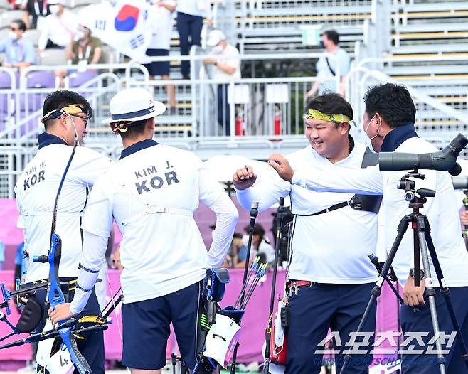 2020 도쿄올림픽 남자양궁 단체전 준결승이 26일 도쿄 유메노시마 양궁장에서 열렸다. 오진혁, 김우진,김제덕이 일본을 꺾고 결승진출에 성공하고 있다. 도쿄=최문영 기자 deer@sportschosun.com /2021.07.26/