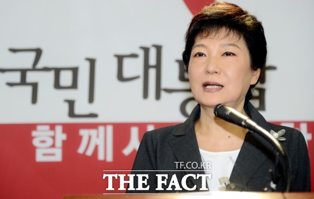 박근혜 전 대통령을 지지하는 트윗을 퍼 나른 사건은 지휘자 행적도 파악되지 않은 것으로 확인됐다. 사진은 2012년 옛 새누리당 대선 후보 시절 박 전 대통령의 모습. /더팩트DB