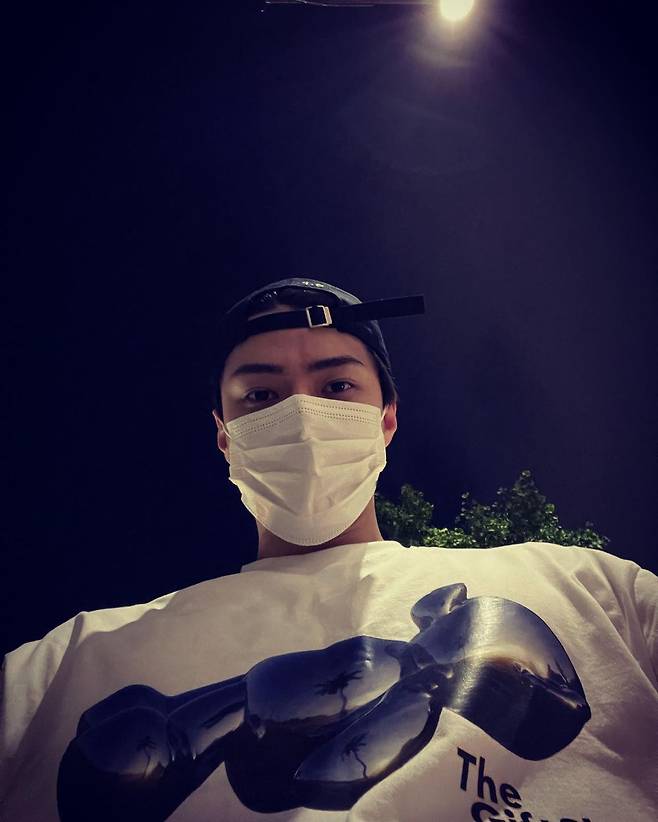 Group EXO member Sehun took a picture below, but it was a perfect appearance and physical that ignored the angle.On the morning of the 26th, Sehun posted a picture with the article Snowing through personal Instagram.Sehun, who is in the public photo, is photographed from the background of the night sky and up from the bottom.In addition, the wide shoulders filled with cameras gave the viewers an admiration.The netizens who saw this had various reactions such as Why are you so handsome, Lovely eyes and My eyes are so excited.iMBC  Photo Source Sehun Instagram