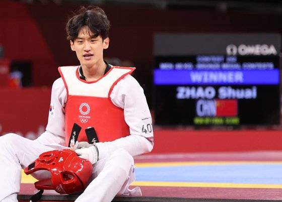 태권도 이대훈이 25일 밤 일본 지바현 마쿠하리 메세A홀에서 열린 태권도 남자 68kg급 동메달 결정전에서 중국의 자오솨이에 패해 아쉬워 하고 있다. 이날 동메달 결정전에서 이대훈은 13-17로 패배했다.뉴스1