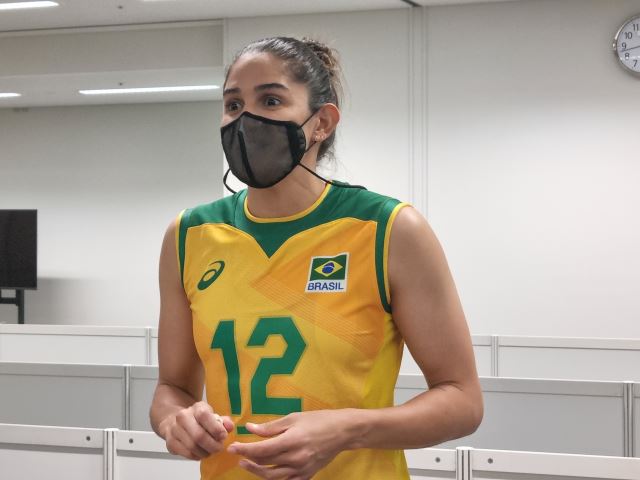 지난 25일 한국과의 도쿄올림픽 A조 1차전 경기가 끝난 뒤 믹스트존에서 기자들과 만난 브라질의 레프트 나탈리아 페레이라.