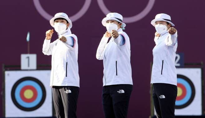 한국 여자 양궁 대표팀이 도쿄올림픽에서 단체전 9연패 위업을 달성했다. 사진은 금메달을 차지한 안산(왼쪽부터), 장민희, 강채영이 시상대에 오르며 활시위를 당기는 세리머니를 하는 모습. /사진=뉴시스