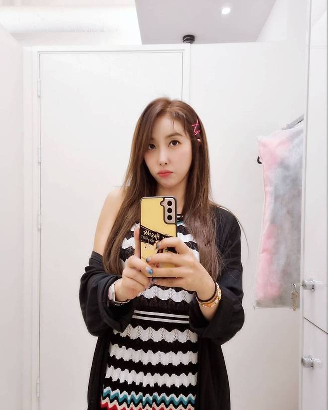 Singer Sook-haeng charges prey with a Hair PieceSook-haeng uploaded two photos on his Instagram on July 26 with the phrase transform into a long hair to be faithful to his main job in a long time.In the photo, Sook-haeng is taking a mirror selfie with a Hair piece, which showed off its beauty even with a pointed look.Sook-haeng added, I am excited to see you with my sisters later, and it is good to sing for a long time.The netizens who saw this said, Singer Cutty Bureful Pretty Sook-haeng, Where did you decorate it so beautifully?, Have a pleasant week and so on.Sook-haeng debuted in 2011 as 0th Ranking; Sook-haeng appeared on TV Chosun Mistrot and is active with much love.