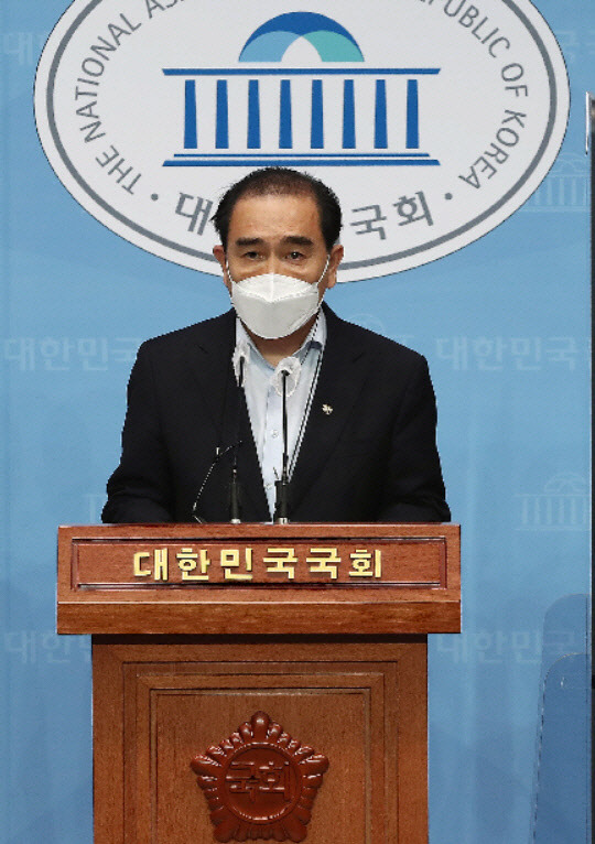 태영호 국민의힘 의원이 지난달 16일 국회 소통관에서 기자회견을 하고 있다. 연합뉴스