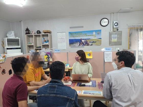 지난달 11일 천주교제주교구에서 예멘 난민 3명과 이들을 돕는 '연우'(활동명·29, 오른쪽)가 중앙일보와 인터뷰를 하고 있다. 박건 기자