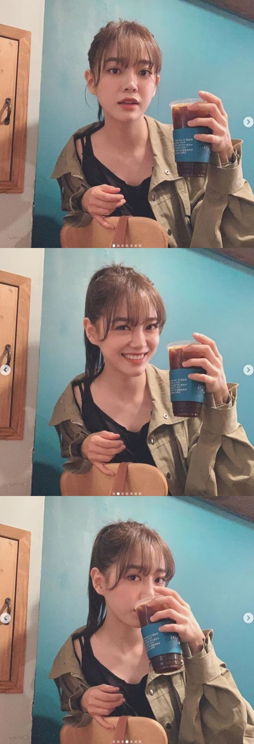 Singer and Actor Kim Se-jeong boasted a pretty face.Kim Se-jeong posted a picture and a picture of a cup of nose (a cup of Coffee) on his instagram on the afternoon of the 27th.Inside the picture is a picture of him smiling with Coffee.Kim Se-jeong, who smiled like a scene of CF, emanated a beautiful and refreshing charm.He also added sexy with a slightly exposed neckline and clavicle.Meanwhile, Kim Se-jeong is currently appearing in the musical Red Book.