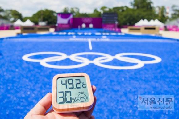 금메달 성지 일본 도쿄 유메노시마 양궁장에서 햇빛을 받은 온도계가 49.2도를 찍은 모습. 도쿄 류재민 기자 phoem@seoul.co.kr