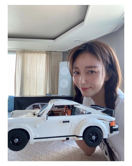 Weather Report Girl-born broadcaster Ahn Hye-Kyung has certified the Gift received by Actor Choi Min-yong.Ahn Hye-Kyung posted photos on his SNS on the 27th with an article entitled I have to go to the sea in my dream # Lego # Lego Porsche 911 turbo # Min Yong brother big Gift # Creator # Making #In the photo, Ahn Hye-Kyung is smiling with a model of a foreign car assembled.Ahn Hye-Kyung thanked Actor Choi Min-yong for doing Gift on SNS.Ahn Hye-Kyung acted as MBC Bond Weather Report Girl in 2001 and has a relationship with Choi Min-yong and SBS entertainment program Burning Youth.He is appearing on the SBS entertainment program The Beating Girls.