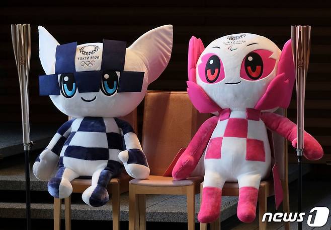 도쿄올림픽 마스코트 미라이토와(왼쪽)와 도쿄패럴림픽 마스코트인 소메이티.© AFP=뉴스1