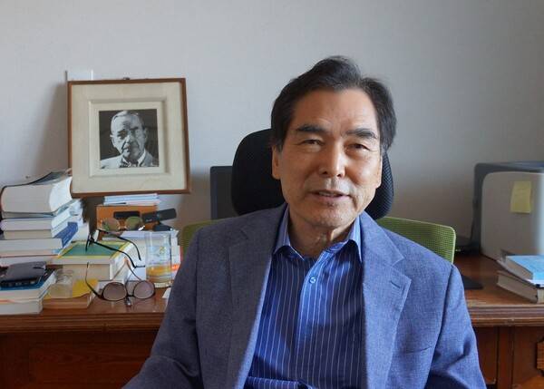 안삼환 교수 뒤로 20세기 독일 작가 토마스 만 사진이 보인다. 강성만 선임기자