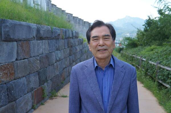 안삼환 교수가 자택 근처인 서울 낙산공원 주변에서 사진을 찍고 있다. 강성만 선임기자