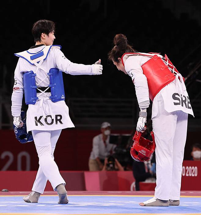 27일 일본 마쿠하리 메세홀에서 열린 도쿄올림픽 여자 태권도 67㎏ 초과급 결승에서 한국 이다빈이 세르비아 밀리차 만디치에 패한 뒤 인사하는 만디치에게 엄지척을 하고 있다. (사진=연합뉴스)