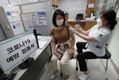26일 대전 유성구에 위치한 신종 코로나바이러스 감염증(코로나19) 백신 위탁의료기관에서 시민들이 모더나 백신을 접종받고 있다. 이날부터 55세이상 59세 이하까지 백신접종이 시작됐다(사진=뉴스1)
