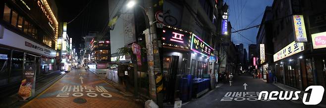 수도권 거리두기가 4단계로 격상된 지난 12일 저녁 서울 강남구 강남역 일대 거리(왼쪽)와 중구 을지로 노가리 골목(오른쪽)이 한산한 모습을 보이고 있다 /사진=뉴스1