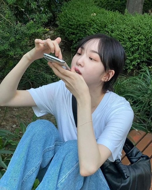 Girls group Elis member Yukyung (real name Yo Kyong and 22) announced the current situation with pure beautiful looks.Elis Yukyung posted a short photo on Instagram on the 29th, Its summer.I sit comfortably on the bench with my feet on the bench with a picture taken outdoors, and I pose with Yukyung in a white short-sleeved T-shirt and jeans, and the eyes looking at the camera are lovely.Especially even though it is a modest makeup, Yukyungs innocent beautiful look is definitely stealing attention.It is a picture of a width of pictures, blended with flowers blooming behind Yukyung. Netizens responded with heart emoticons.Yukyung made his debut as Elis in 2017.