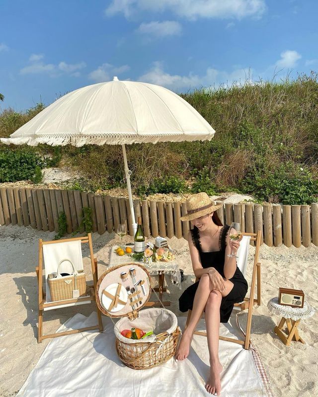 On the 29th, Jessica posted several photos on her Instagram account with an article entitled Chillin Breezin Sippin #vlog #linkinbio.Jessica in the public photo shows Jeju Island enjoying Picnik with a parasol on the beach.In a straw hat to avoid the hot sunshine, Jessica offered a clean charm.The fans who saw this left various reactions such as My sister looks happy and The completion of fashion is also a face ... so beautiful.Jessica, meanwhile, is communicating with fans by sharing her daily life through YouTube channels.