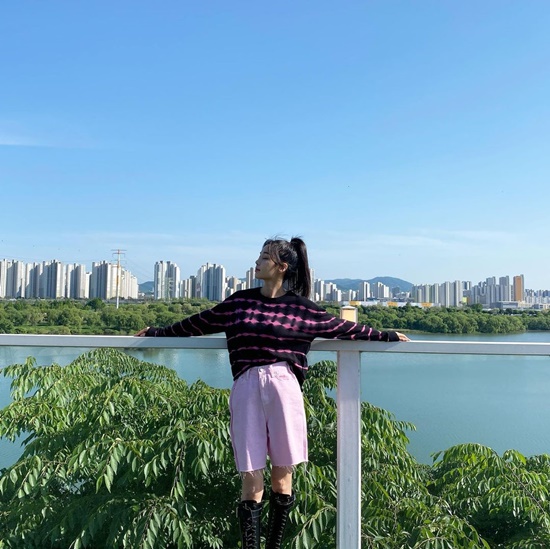 On the 29th, Nam Gyu-ri posted a picture on his instagram with an article entitled Clear Sky. No Go anywhere (Youre Not Going) My Spring.Inside the picture is a picture of Nam Gyu-ri, who boasts a distinctive feature even if you look at it from a distance in the background of the blue sky.Nam Gyu-ri is currently appearing as top actor Ahn Ga Young in TVN monthly drama You Are My Spring.Photo = Nam Gyu-ri Instagram