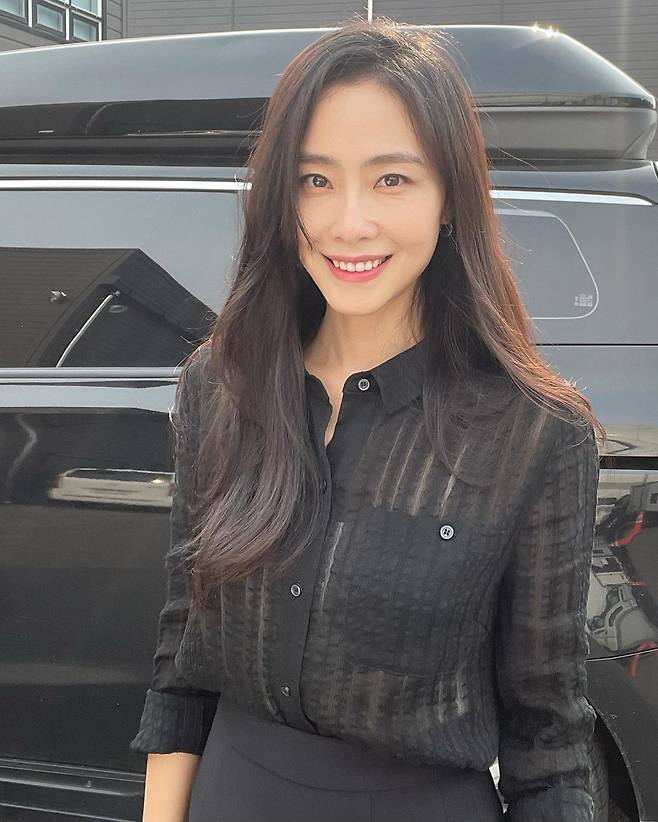 the end kingHong Soo-hyun posted a picture on his Instagram on the 29th with an article entitled # Police Class.In the open photo, Hong Soo-hyun is taking pictures during a break during filming; Hong Soo-hyun completed an elegant fashion with a black-colored shirt and skirt.Hong Soo-hyun caught the attention of those who reported the recent situation with beautiful and bright smile while their age was unbelievable.Meanwhile, Hong Soo-hyun marriages Physician, a lawyer, in May and appears on KBS 2TV New Moon TV drama Police Class.Photo: Hong Soo-hyun Instagram