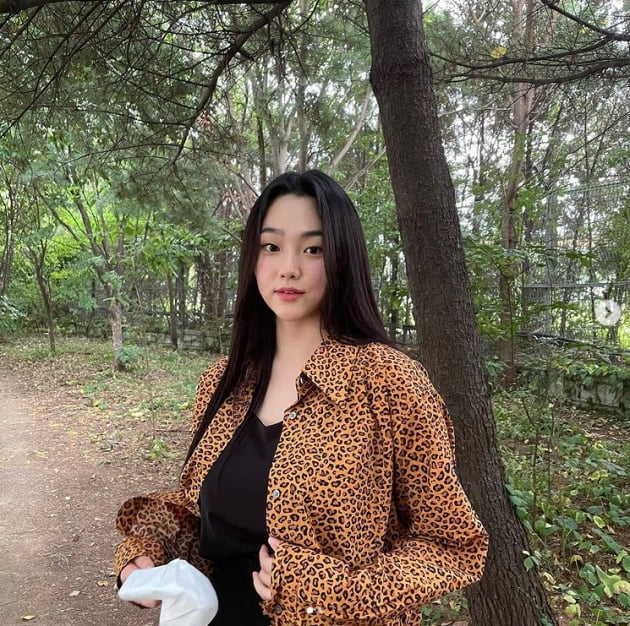 Kang Mina from Gugudan, Io Ai, group, reported on the recent situation.Kang Mina posted a photo on her instagram on Thursday without comment.In the public photos, Kang Mina wears a leopard pattern shirt and long straight hair to create a chic atmosphere.On the other hand, Kang Mina appeared in the web drama Summer Guys as a mischievous azalea.Photo: Kang Mina SNS