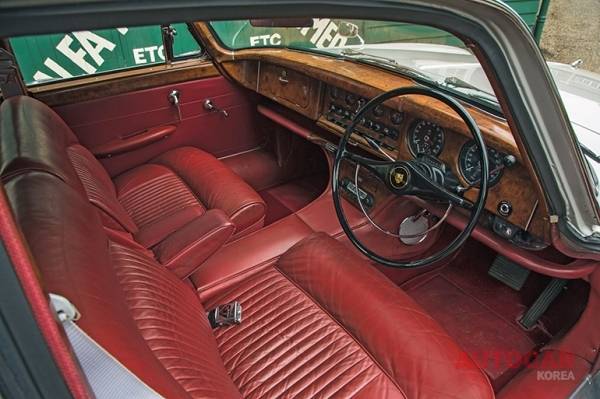 세련된 객실을 가득 채운 거대한 시트