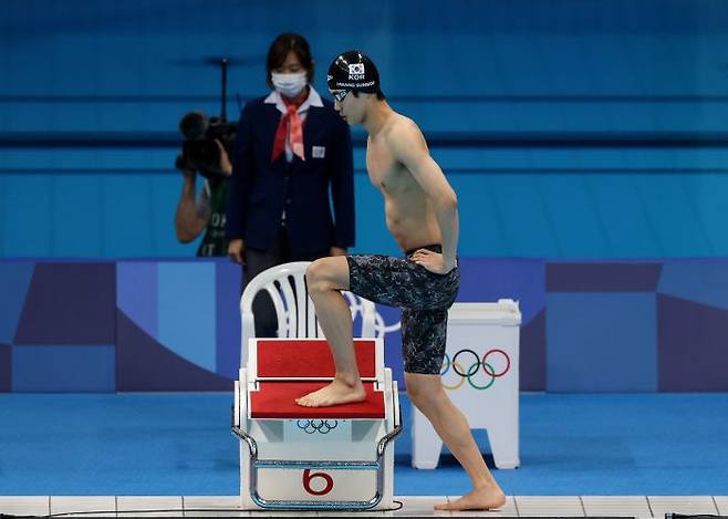 황선우가 29일 오전 일본 도쿄 아쿠아틱스 센터에서 열린 도쿄올림픽 수영 남자 100m 자유형 결승전에서 출발대에 오르고 있다.(사진=연합뉴스)