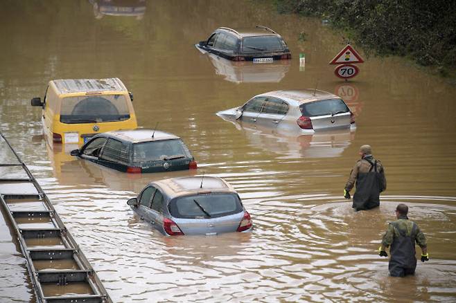 독일에서 지난 17일 기록적인 폭우로 도로에 세워둔 차량이 물에 잠긴 모습(사진=AFP)