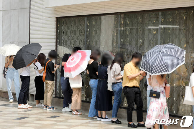서울시내 한 백화점 모 명품매장에서 입장을 기다리고 있는 시민들의 모습. 2021.6.29/뉴스1DB
