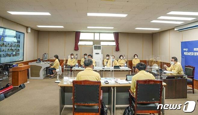 목포시의 코로나19 방역대책회의 모습. 맨 오른쪽이 김종식 목포시장© 뉴스1