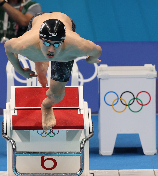 황선우가 29일 오전 일본 도쿄 아쿠아틱스 센터에서 열린 도쿄올림픽 수영 남자 100m 자유형 결승전에서 출발하고 있다. 도쿄 | 연합뉴스