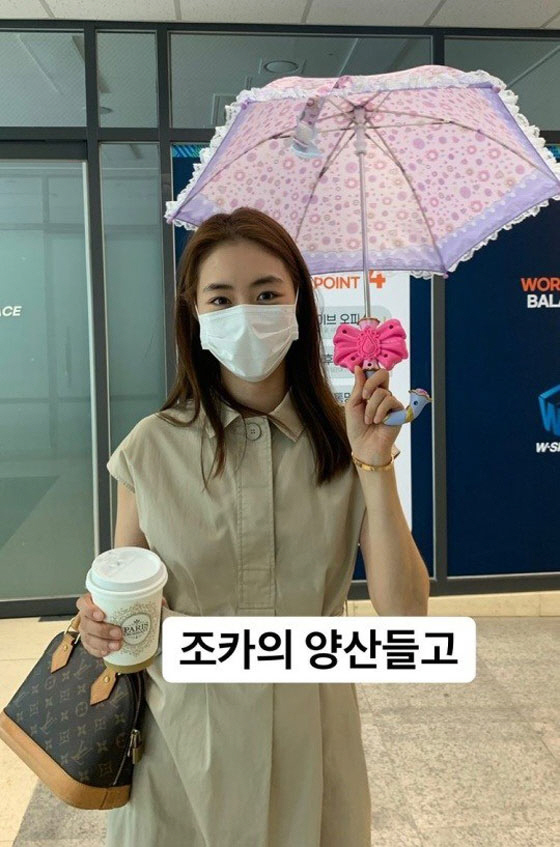 Actor Lee Yeon-hee has presented a neat Smile.Lee Yeon-hee posted a picture on his Instagram story on the 30th, saying, I have my nephews Butterfly Lovers.The photo shows Lee Yeon-hee on the outing, wearing a beige dress with long hair loosened, and drawing attention with a pure-coloured style.Lee Yeon-hee, who wore a mask, a must for the outing, covered half of her face, her eyes glistening as she stared at the camera.At this time Lee Yeon-hee put on her nieces glamorous Butterfly Lovers with pink ribbons and laughed on the outing.Meanwhile, Lee Yeon-hee marriages a non-entertainer of the same age in June last year, meeting with the audience in the movie New Years Eve released in February.