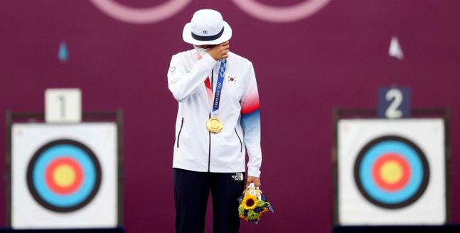 대한민국 양궁 대표팀 안산이 금메달을 목에 건 뒤 눈물을 훔치고 있다 ⓒ뉴시스