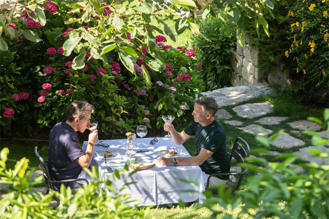영화 ‘트립 투 그리스’의 주인공 롭 브라이던(왼쪽)과 스티브 쿠건이 식당에서 식사하는 모습. 찬란 제공