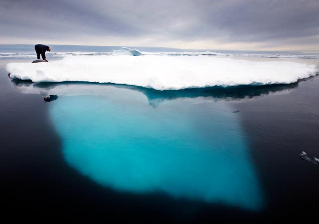 2007년 7월 이누이트족 원주민이 그린란드 아마살리크섬 근처의 빙하에 올라서 있다. 아마살리크=AP 연합뉴스