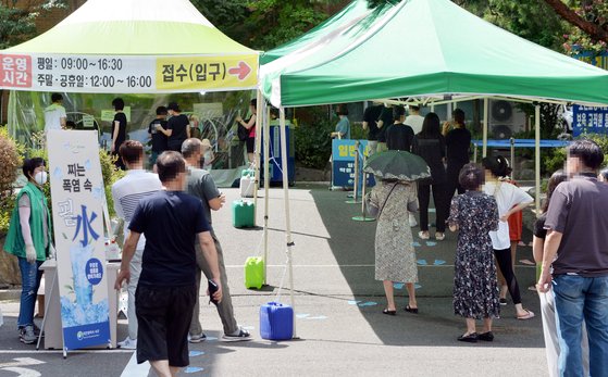 30일 대전 서구의 한 코로나19 선별검사소를 찾은 시민들이 검사 받기위해 차례를 기다리고 있다. 김성태 기자